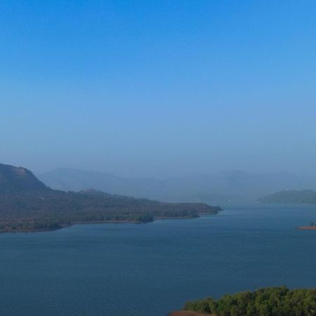 Ekam Lake House By Stayvista With Mountain & Lake Views, Outdoor Jacuzzi, Sauna, Modern Amenities & Kitchen Garden ปูเน่ ภายนอก รูปภาพ