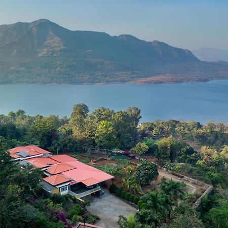 Ekam Lake House By Stayvista With Mountain & Lake Views, Outdoor Jacuzzi, Sauna, Modern Amenities & Kitchen Garden ปูเน่ ภายนอก รูปภาพ