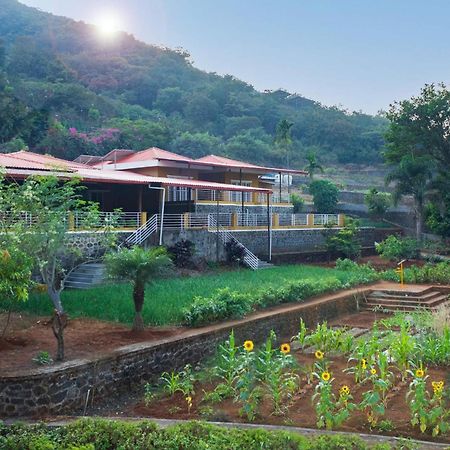 Ekam Lake House By Stayvista With Mountain & Lake Views, Outdoor Jacuzzi, Sauna, Modern Amenities & Kitchen Garden ปูเน่ ภายนอก รูปภาพ