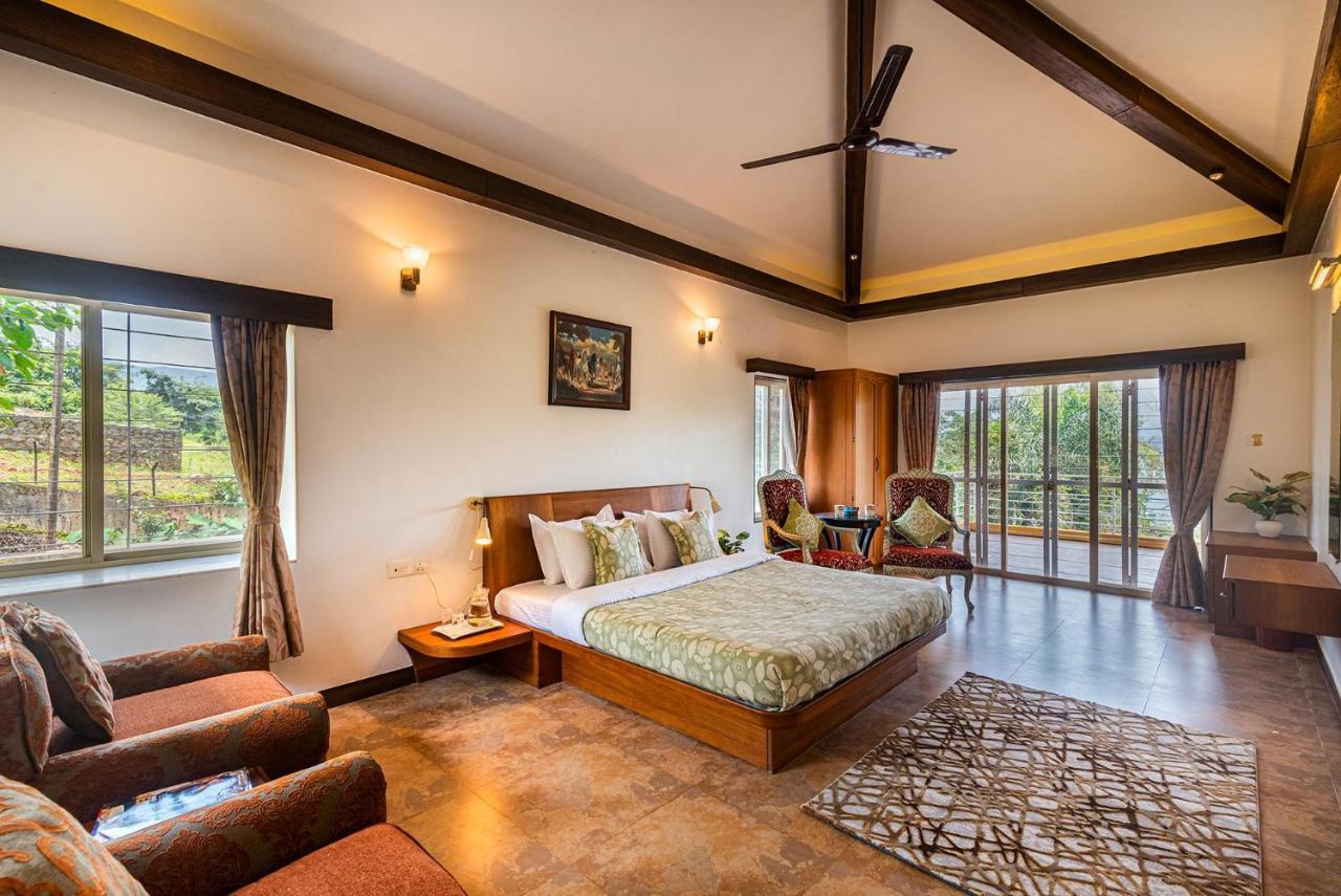 Ekam Lake House By Stayvista With Mountain & Lake Views, Outdoor Jacuzzi, Sauna, Modern Amenities & Kitchen Garden ปูเน่ ภายนอก รูปภาพ