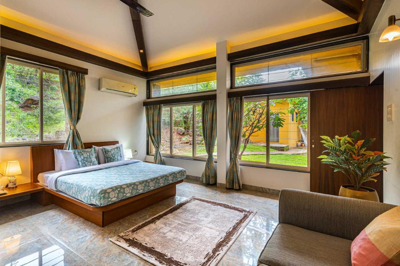 Ekam Lake House By Stayvista With Mountain & Lake Views, Outdoor Jacuzzi, Sauna, Modern Amenities & Kitchen Garden ปูเน่ ภายนอก รูปภาพ