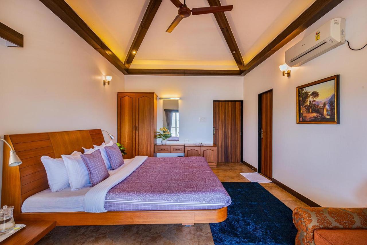 Ekam Lake House By Stayvista With Mountain & Lake Views, Outdoor Jacuzzi, Sauna, Modern Amenities & Kitchen Garden ปูเน่ ภายนอก รูปภาพ
