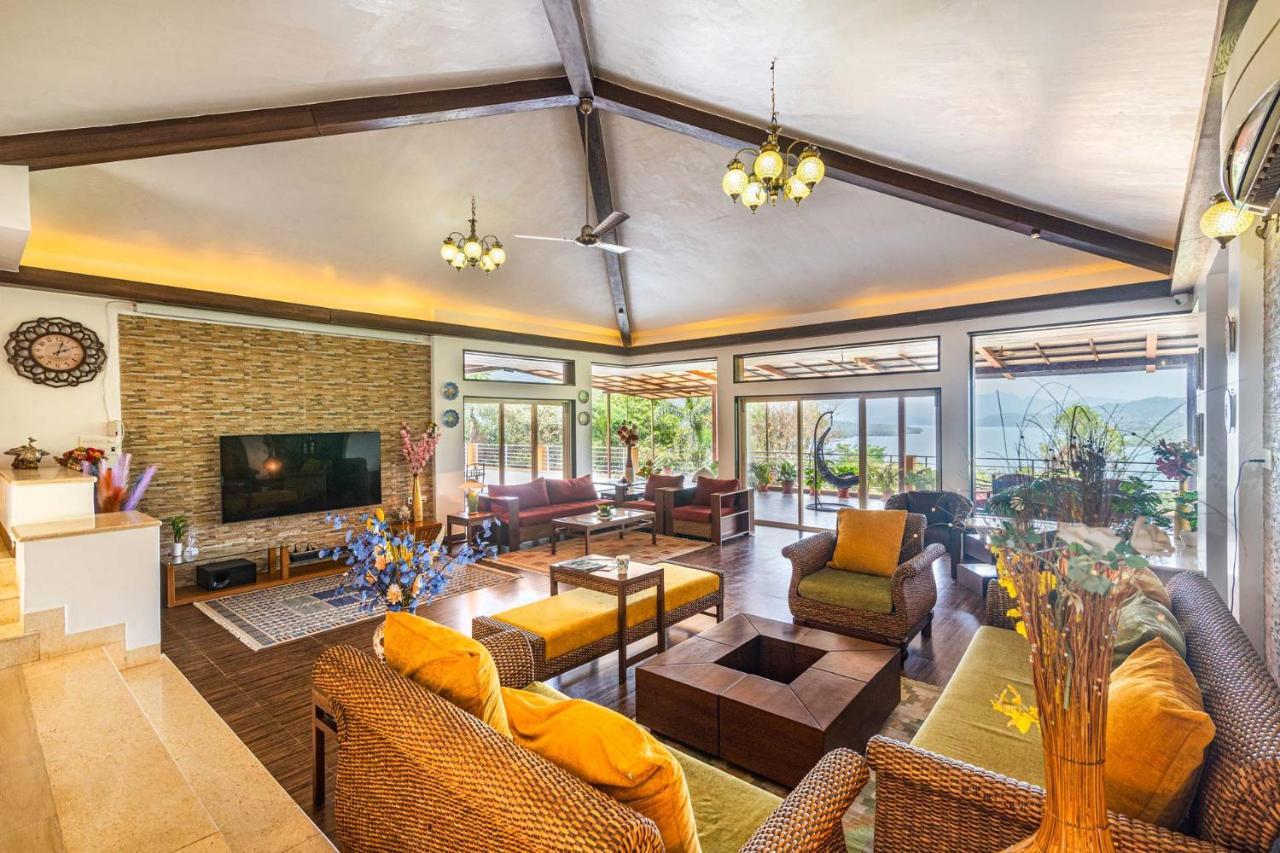 Ekam Lake House By Stayvista With Mountain & Lake Views, Outdoor Jacuzzi, Sauna, Modern Amenities & Kitchen Garden ปูเน่ ภายนอก รูปภาพ