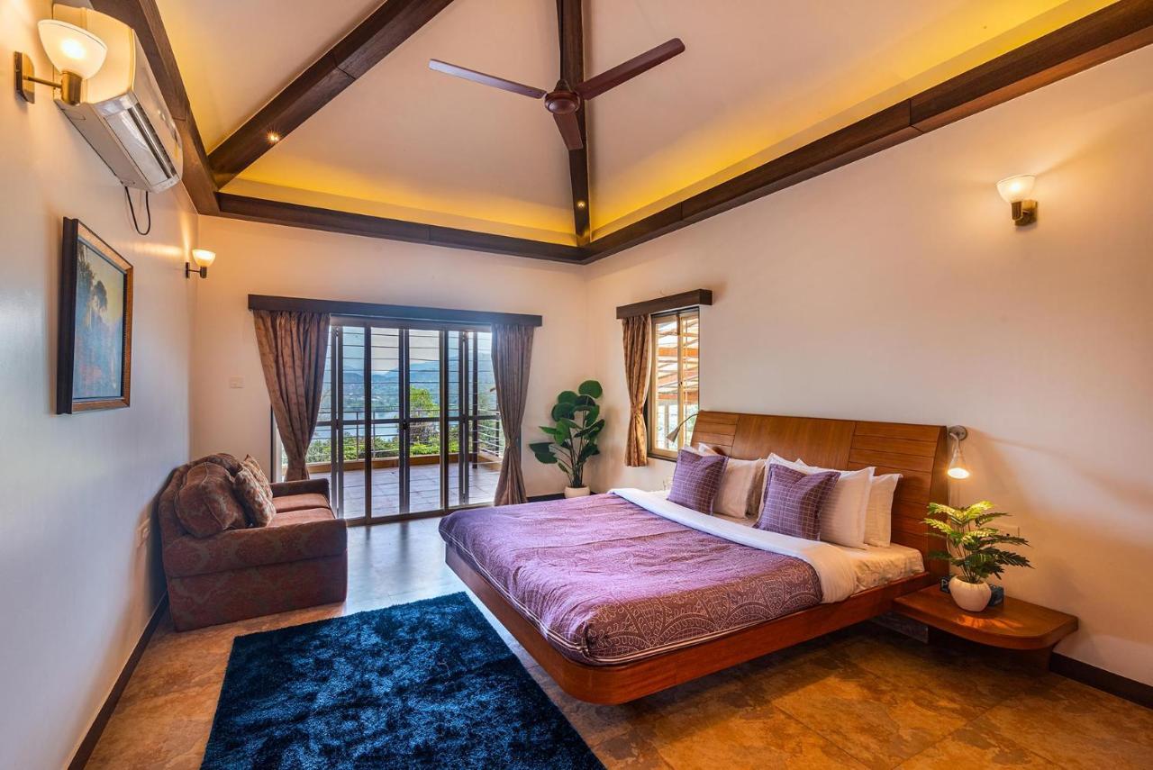 Ekam Lake House By Stayvista With Mountain & Lake Views, Outdoor Jacuzzi, Sauna, Modern Amenities & Kitchen Garden ปูเน่ ภายนอก รูปภาพ