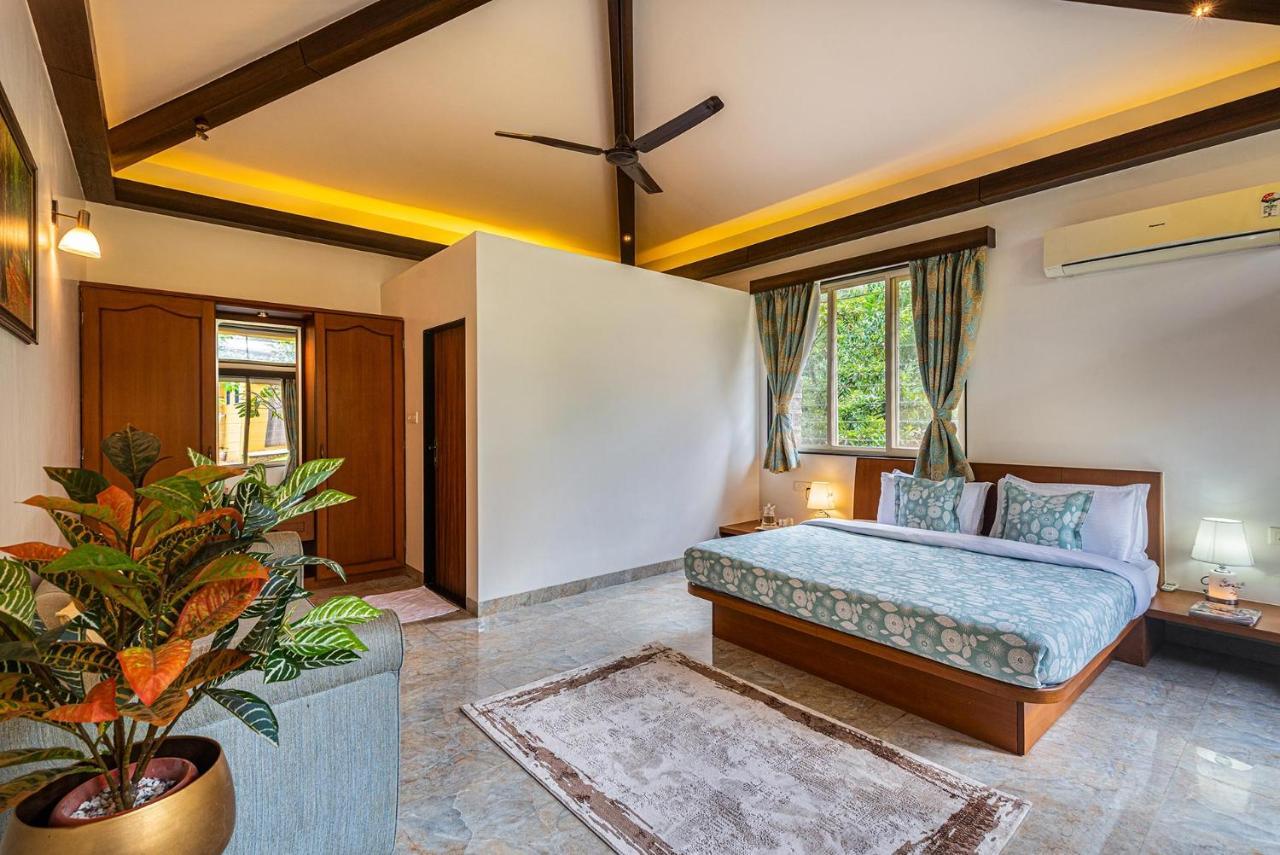 Ekam Lake House By Stayvista With Mountain & Lake Views, Outdoor Jacuzzi, Sauna, Modern Amenities & Kitchen Garden ปูเน่ ภายนอก รูปภาพ