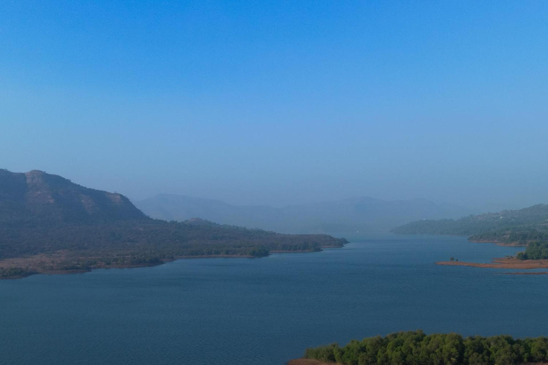 Ekam Lake House By Stayvista With Mountain & Lake Views, Outdoor Jacuzzi, Sauna, Modern Amenities & Kitchen Garden ปูเน่ ภายนอก รูปภาพ