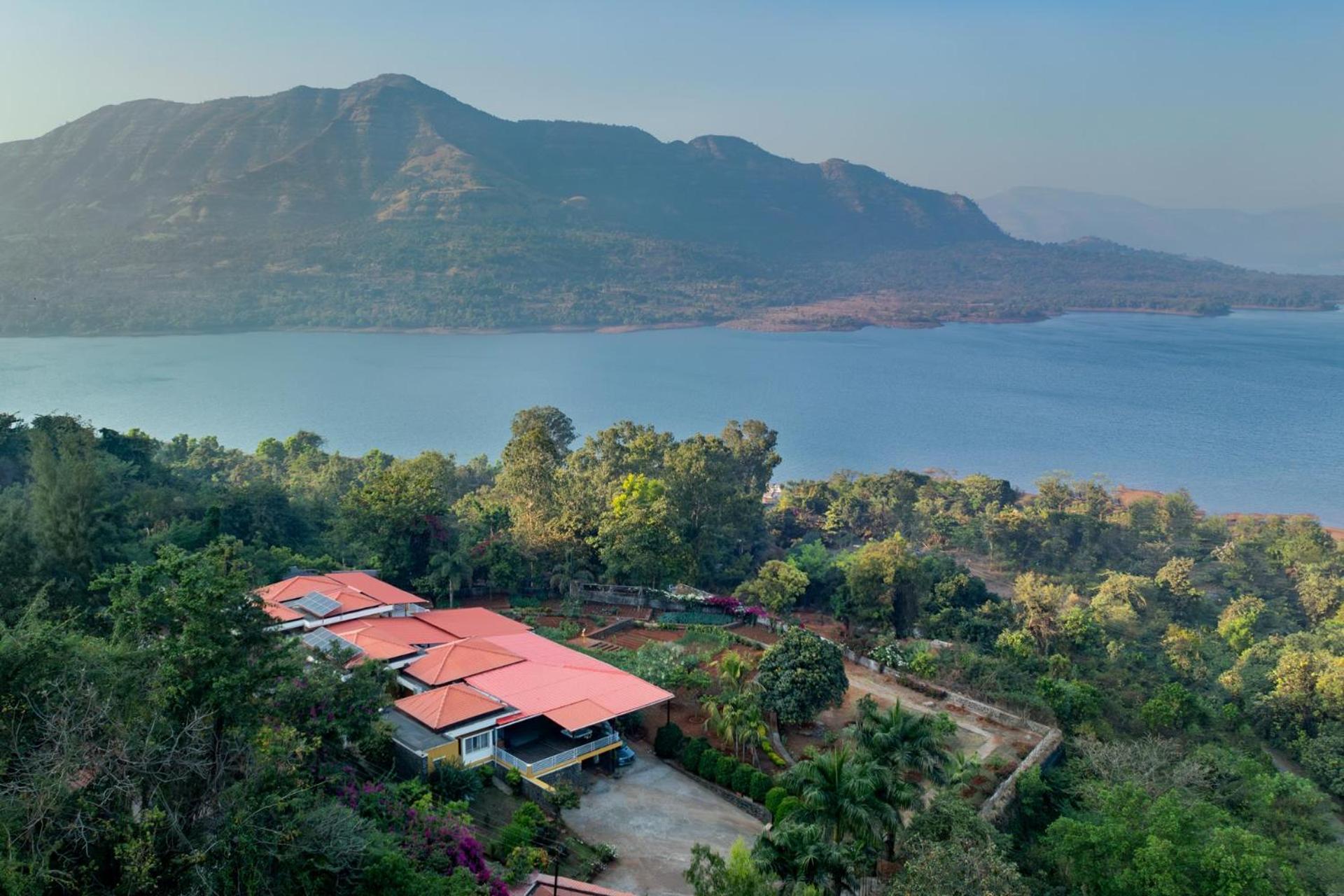 Ekam Lake House By Stayvista With Mountain & Lake Views, Outdoor Jacuzzi, Sauna, Modern Amenities & Kitchen Garden ปูเน่ ภายนอก รูปภาพ