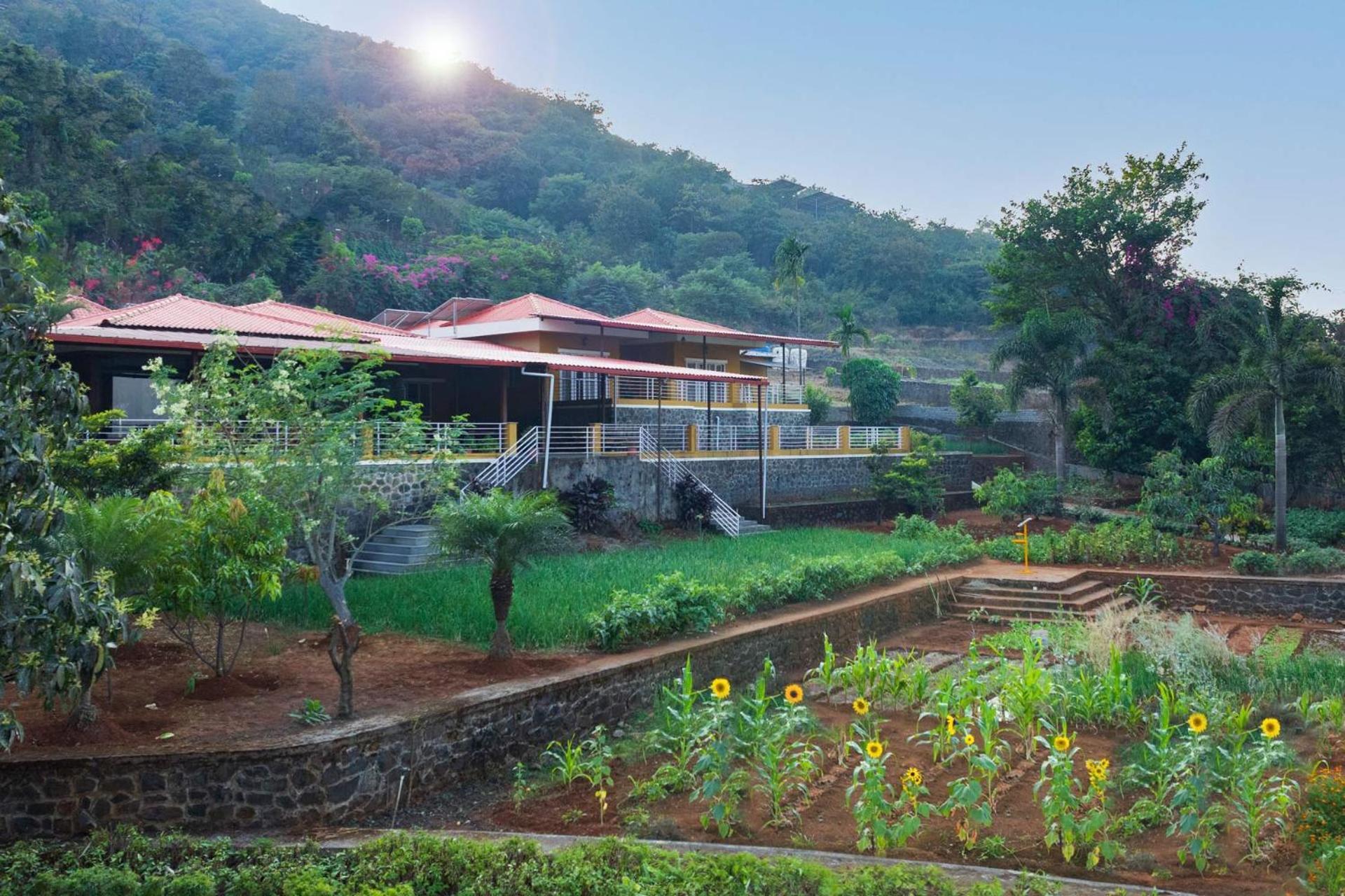Ekam Lake House By Stayvista With Mountain & Lake Views, Outdoor Jacuzzi, Sauna, Modern Amenities & Kitchen Garden ปูเน่ ภายนอก รูปภาพ