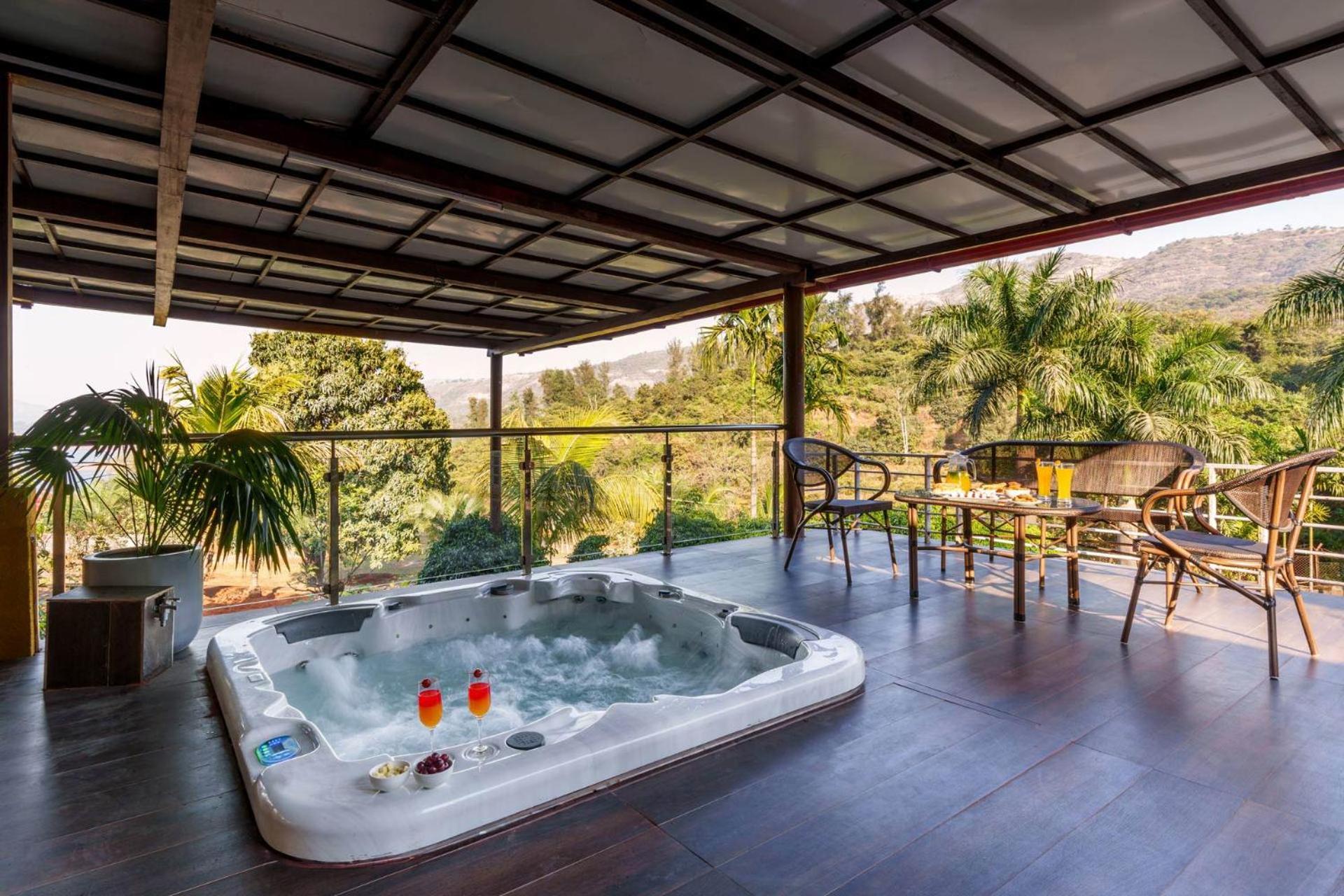 Ekam Lake House By Stayvista With Mountain & Lake Views, Outdoor Jacuzzi, Sauna, Modern Amenities & Kitchen Garden ปูเน่ ภายนอก รูปภาพ