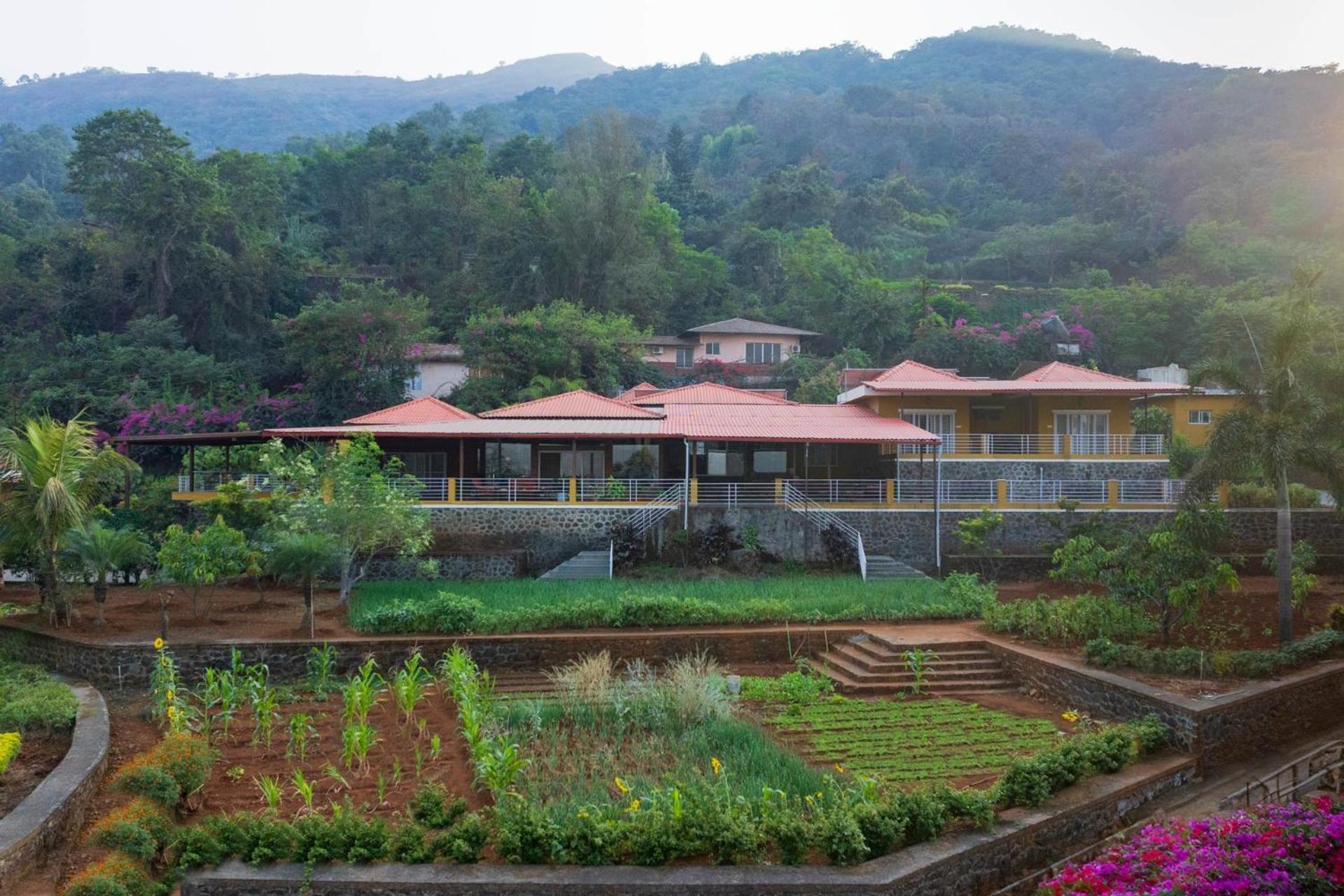 Ekam Lake House By Stayvista With Mountain & Lake Views, Outdoor Jacuzzi, Sauna, Modern Amenities & Kitchen Garden ปูเน่ ภายนอก รูปภาพ